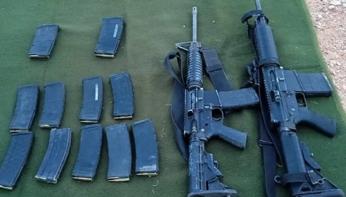 En las acciones, las autoridades federales aseguraron 2 armas largas, 13 cargadores para diferentes calibres, 274 cartuchos de diferentes calibres y 1 mochila de color negro.Foto: sspc.gob.mx