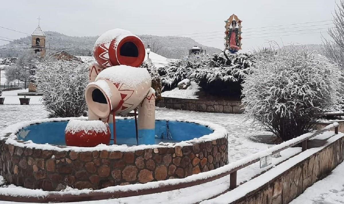 Una fuerte nevada se registra en los municipios de Bocoyna y Guachochi, en Chihuahua. Foto: Twitter @ClimaChihuahua1