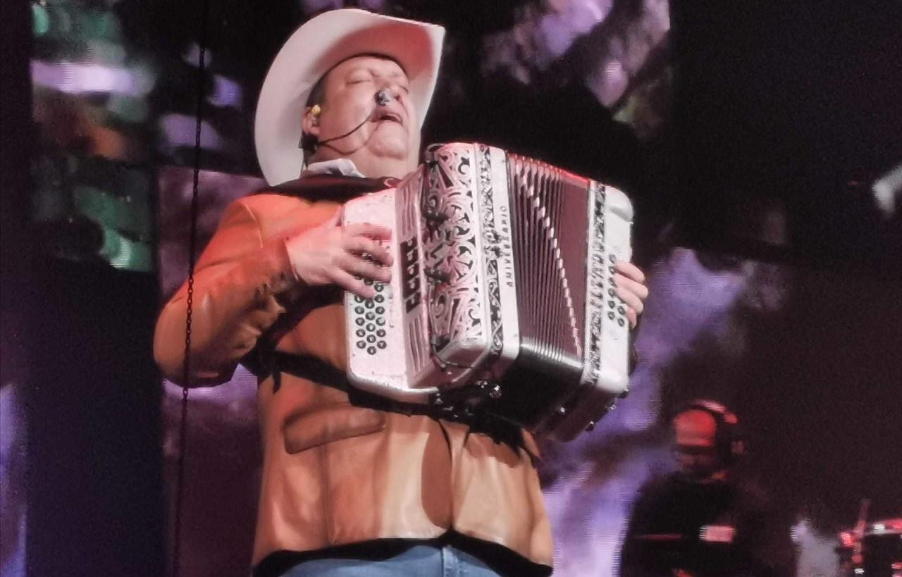 Beto Zapata en el escenario de la Arena Monterrey. Foto: Mauricio Morales