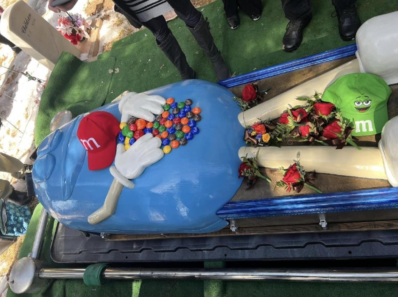 Una abuelita fue sepultada en ataúd con forma de chocolate en color azul en Mississippi, Estados Unidos. Foto: Facebook Roundtree Scott
