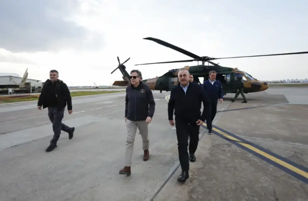 El secretario de Estado de Estados Unidos Antony Blinken y el ministro de Relaciones Exteriores de Turquía, Mevlut Cavusoglu, volaron sobre las áreas afectadas por el terremoto en la provincia turca de Hatay.  (Clodagh Kilcoyne/Foto de Pool vía AP)