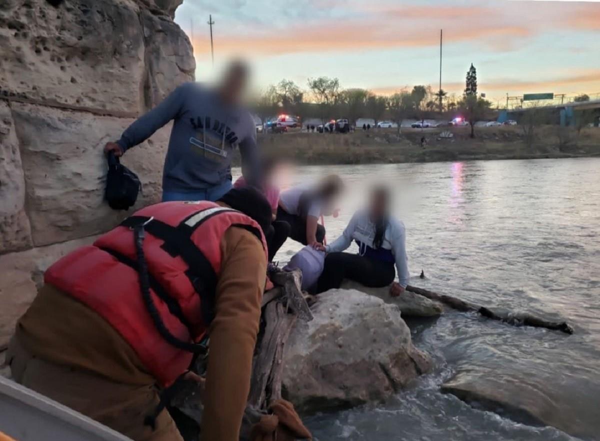 Rescatan a familia colombiana atrapada en el río Bravo