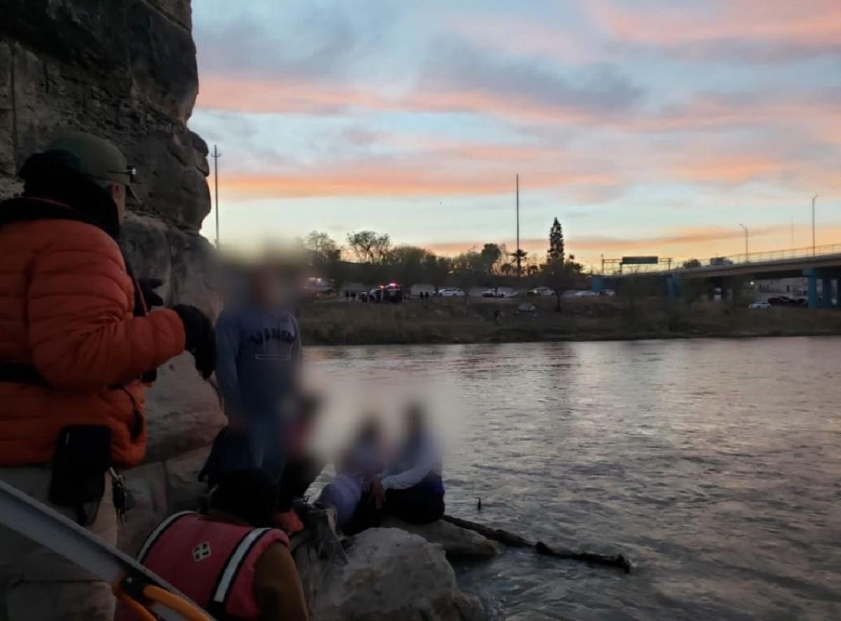 Rescatan a familia colombiana atrapada en el río Bravo