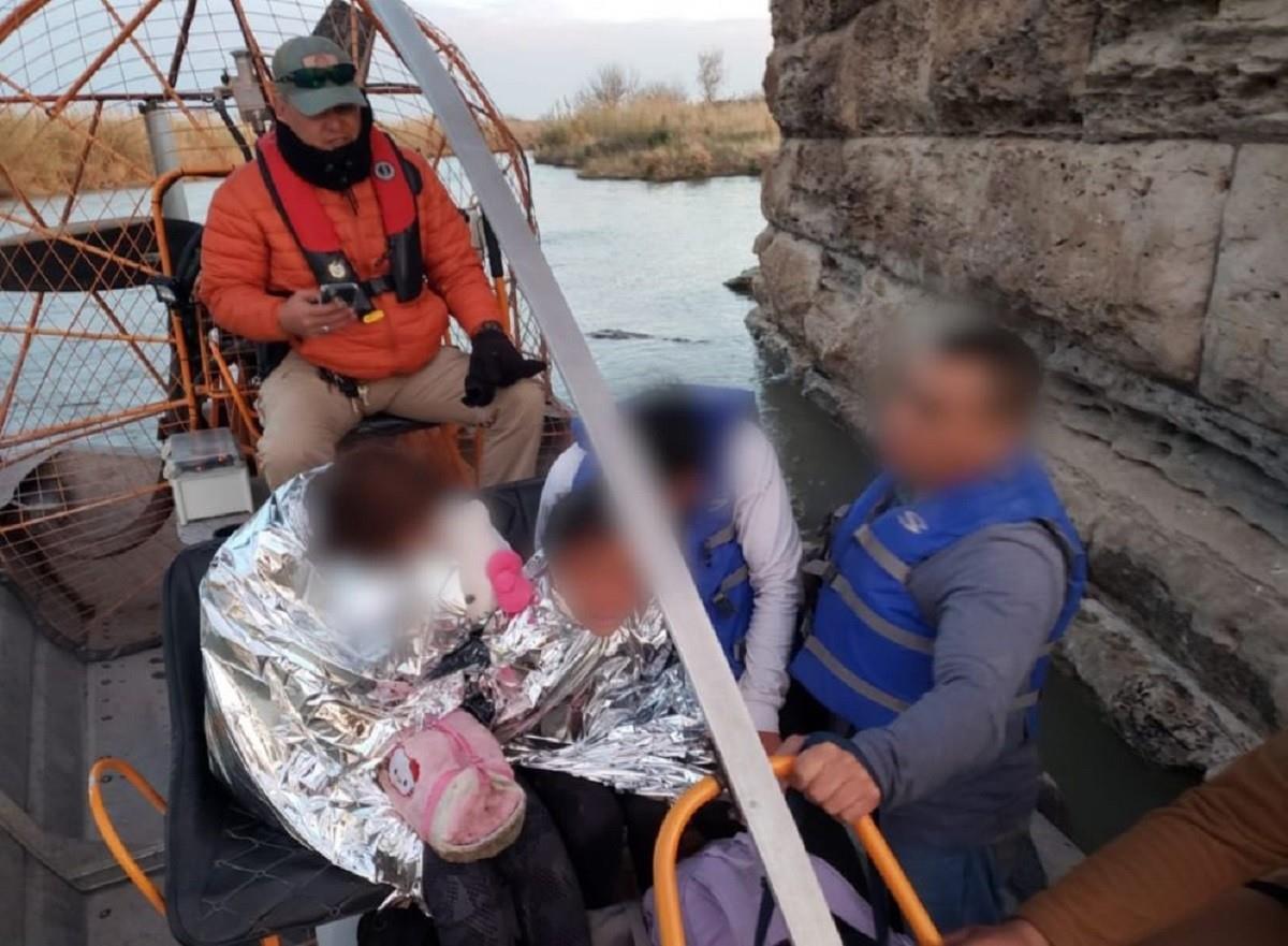 Rescatan a familia colombiana atrapada en el río Bravo