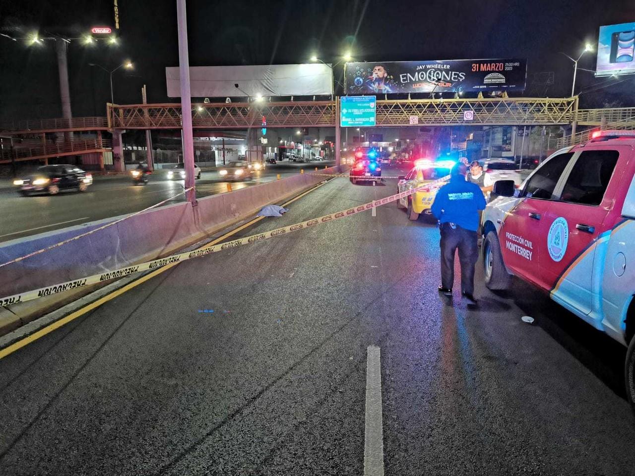 Muere hombre al intentar cruzar avenida Fidel Velázquez; el responsable huye