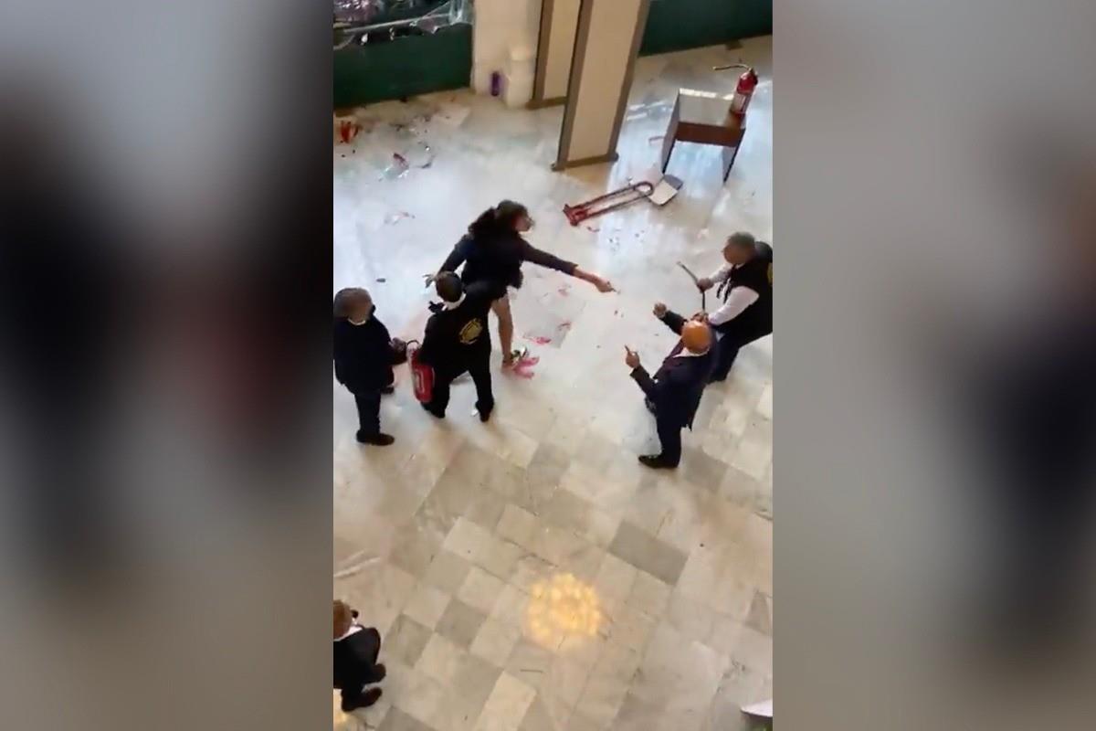 Tras romper los cristales del acceso al Congreso, integrantes de colectivos ingresaron al recinto. Foto: Especial/ PostaMX