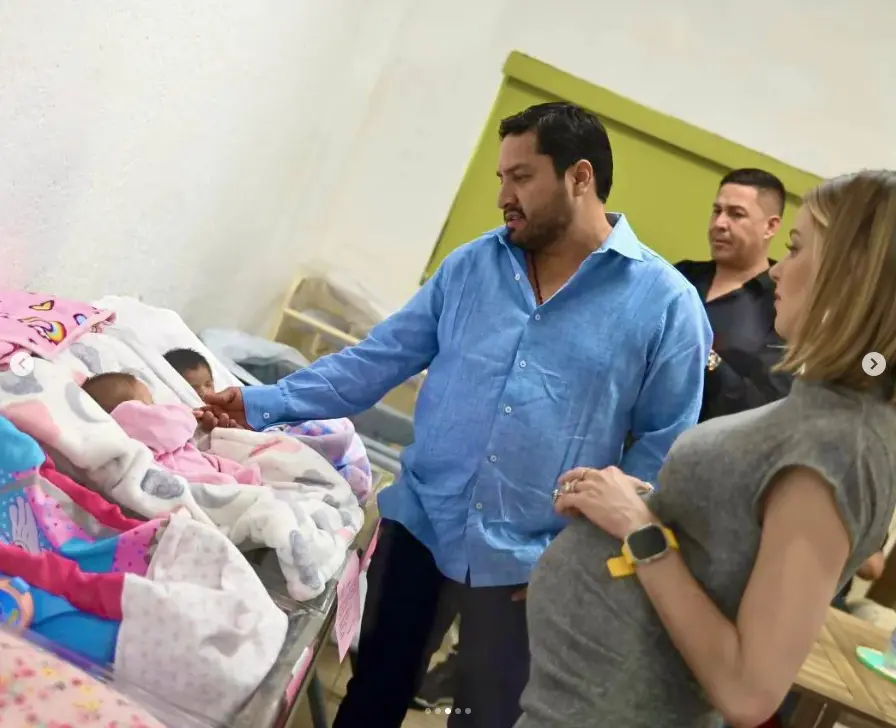 Julión Álvarez estuvo atentó a las acciones que ha emprendido el organismo AMAR a Nuevo León por Capullos. Foto. Instagram @samuelgarcias