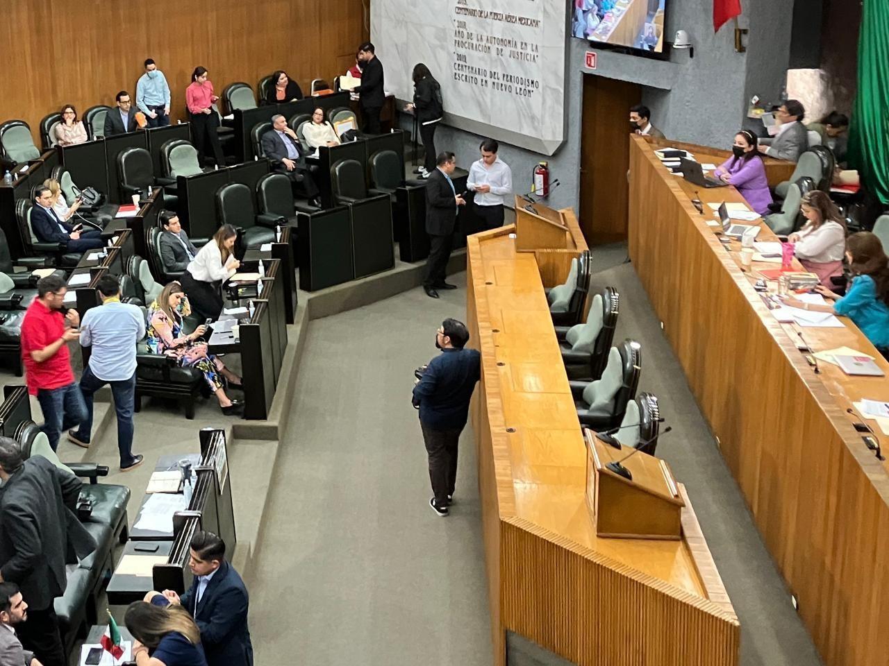 En caso de ser un viaje oficial, el gobernador tendrá que solicitar permiso y presentar obligatoriamente su agenda de trabajo. Foto: Carolina León.