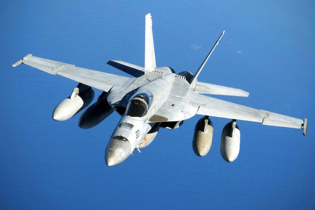 En esta fotografía proporcionada por la Fuerza Aérea de Estados Unidos se muestra el avión caza F/A-18 Super Hornet de la Marina durante un vuelo el 17 de julio de 2019. (Senior Airman Elora J. Martinez/U.S. Air Force via AP, Archivo)