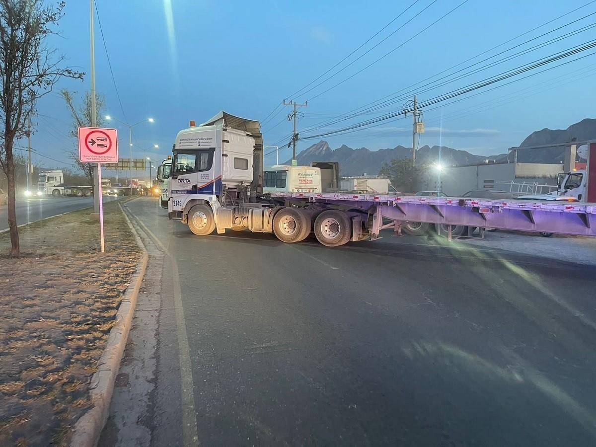 Trabajadores de la empresa Transporte Orta realizan un bloqueo en la avenida Lincoln, a la altura de la colonia Rancho Mitra, en el municipio de García. Foto: Raymundo Elizalde