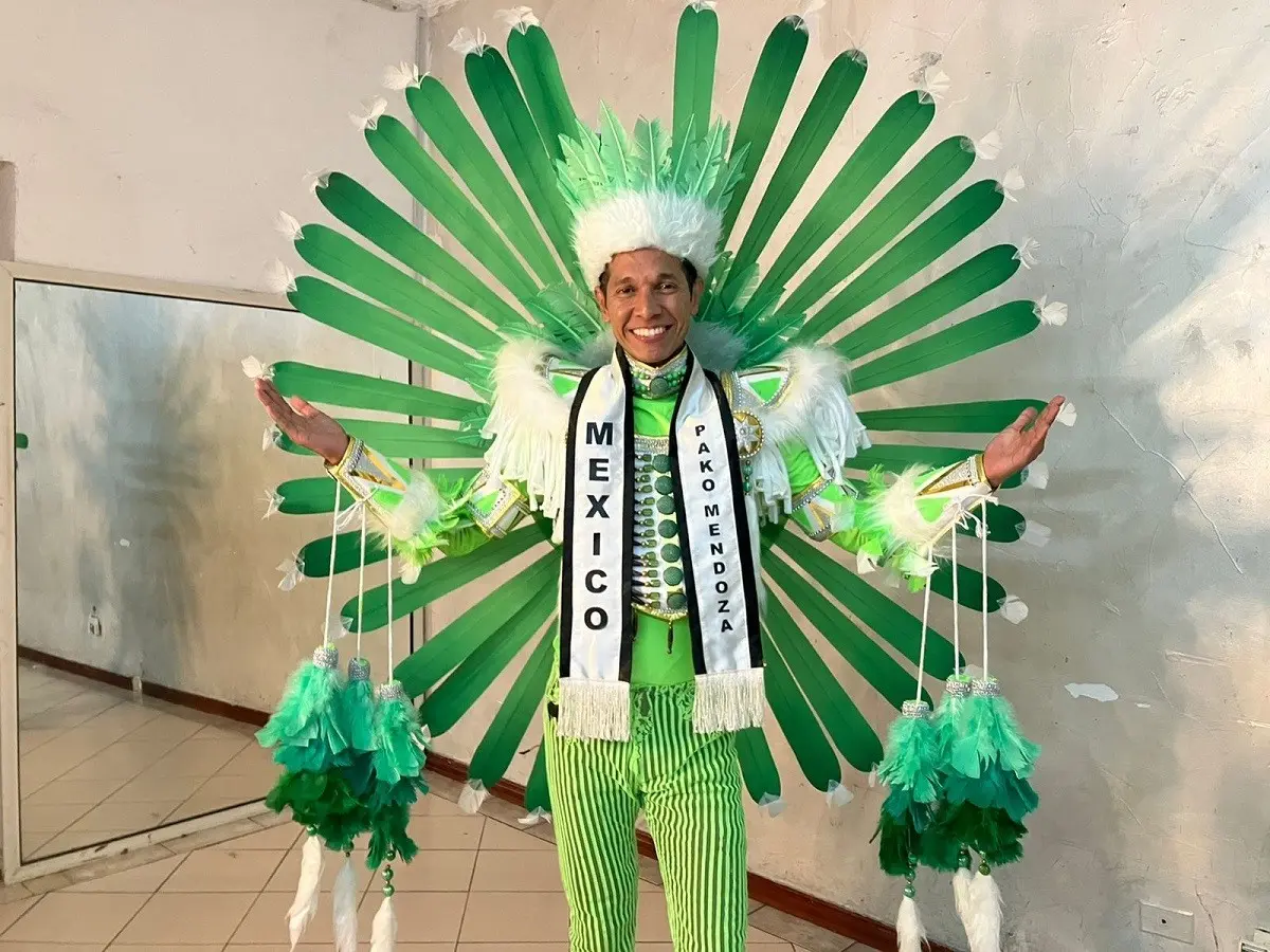 El vestuario que utiliza el bailarín regiomontano, Francisco Mendoza, está inspirado en los indios de la floresta amazónica y pesa entre 10 a 12 kilogramos. Foto: Cynthia Pardo