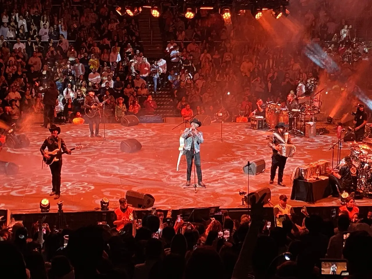 Duelo cantó por más de tres horas en la Arena Monterrey. Foto. Arturo González
