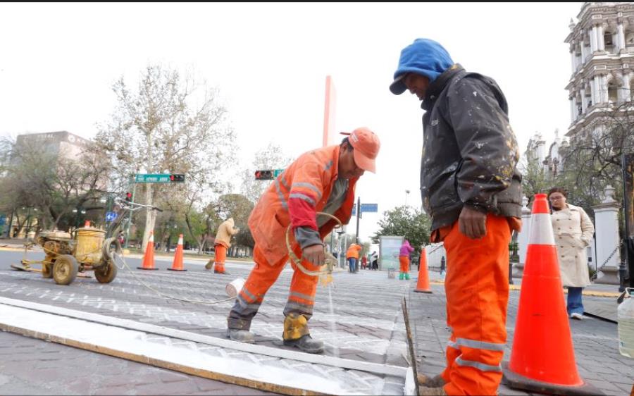 Pinta Monterrey cruces peatonales, rampas y líneas divisorias