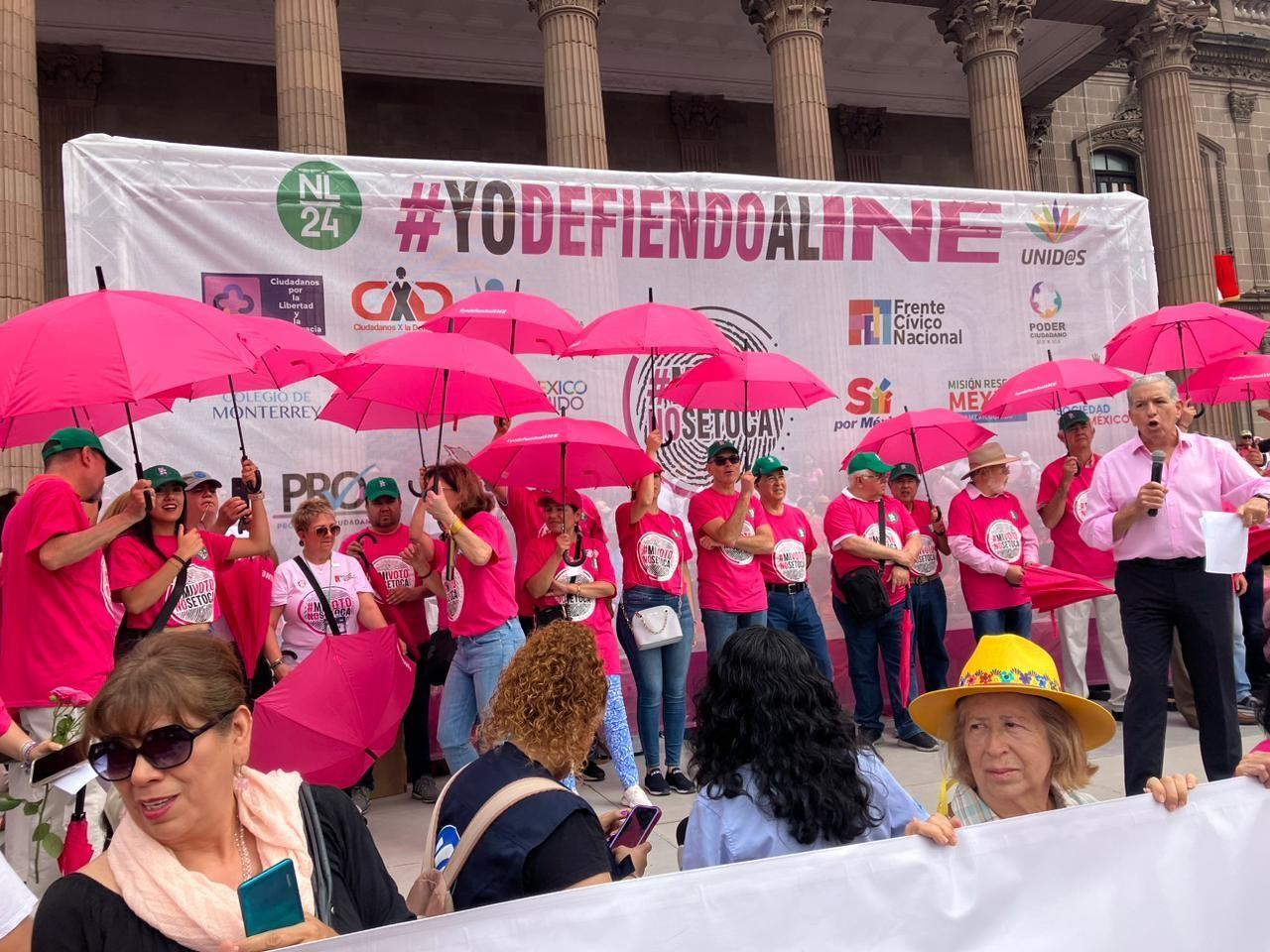 Los ciudadanos se pusieron a cantar en la manifestación a favor del INE. Foto. Karla Omosigho
