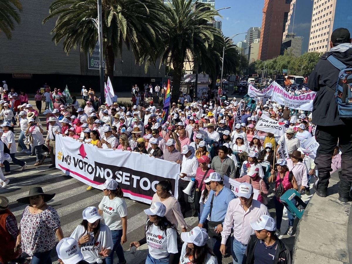 Miles de personas marcharán en defensa del Instituto Nacional Electoral (INE) en 60 ciudades de México. Foto: Twitter @raulcuva