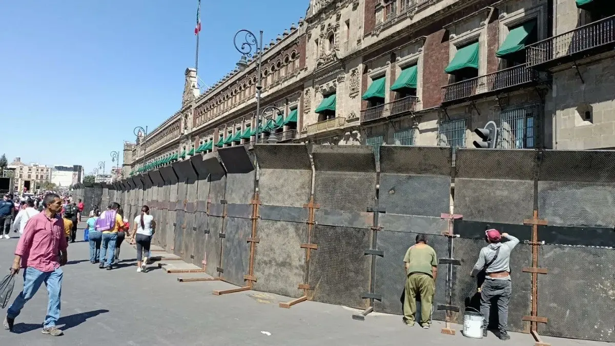 El Palacio Nacional de la Ciudad de México fue blindado con vallas metálicas por la segunda marcha en defensa del Instituto Nacional Electoral (INE). Foto: Twitter @FerrerGalvan