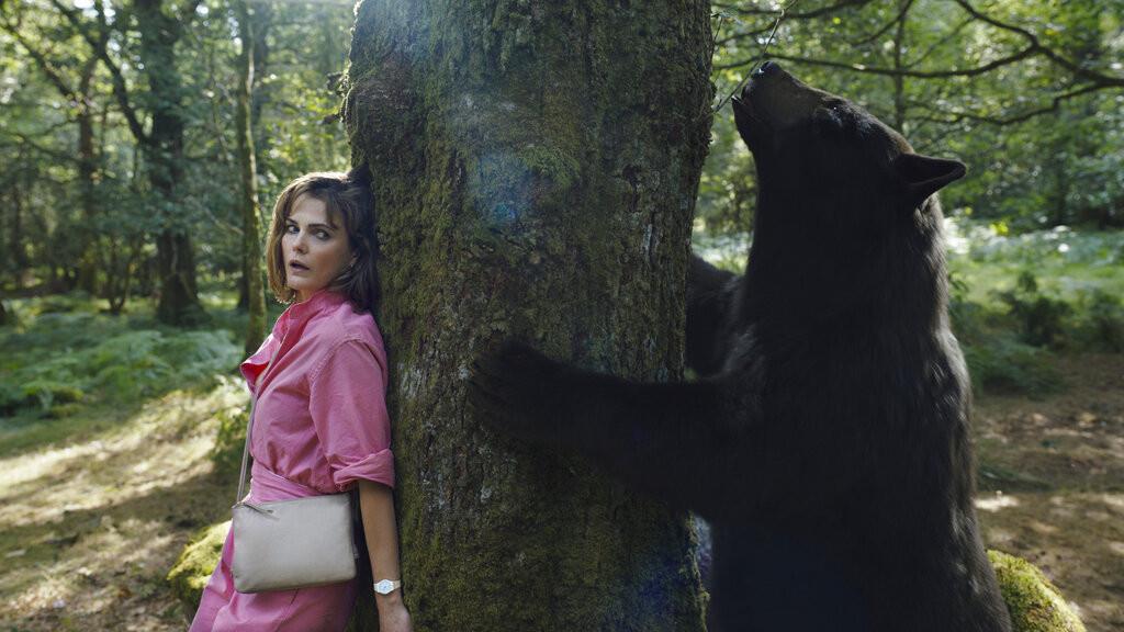 Esta imagen publicada por Universal Pictures muestra a Keri Russell en una escena de Cocaine Bear dirigida por Elizabeth Banks. (Pat Redmond/Universal Pictures vía AP)