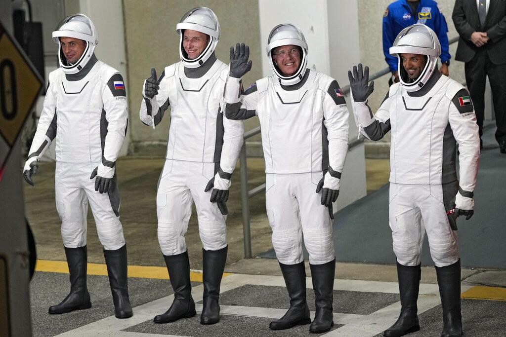 El cosmonauta ruso Andrey Fedyaev, los astronautas estadounidenses Warren Hoburg y Stephen Bowen, y el astronauta Sultan al-Neyadi de los Emiratos Árabes Unidos saludan a los fotógrafos antes de dirigirse a la plataforma de lanzamiento el domingo 26 de feb