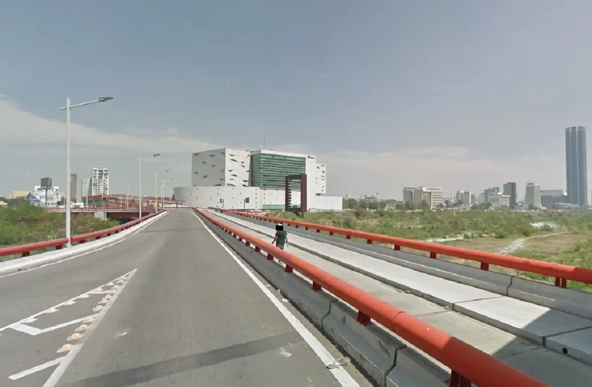 Policías de Nuevo León de Protección Institucional evitaron que una joven saltara de un puente en avenida Ignacio Morones Prieto, a la altura de la colonia Pío X, en Monterrey. . Foto: Google Maps