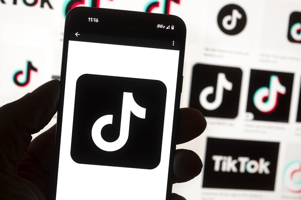 El logo de TikTok en un celular, en Boston el 14 de octubre de 2022. (Foto AP /Michael Dwyer)