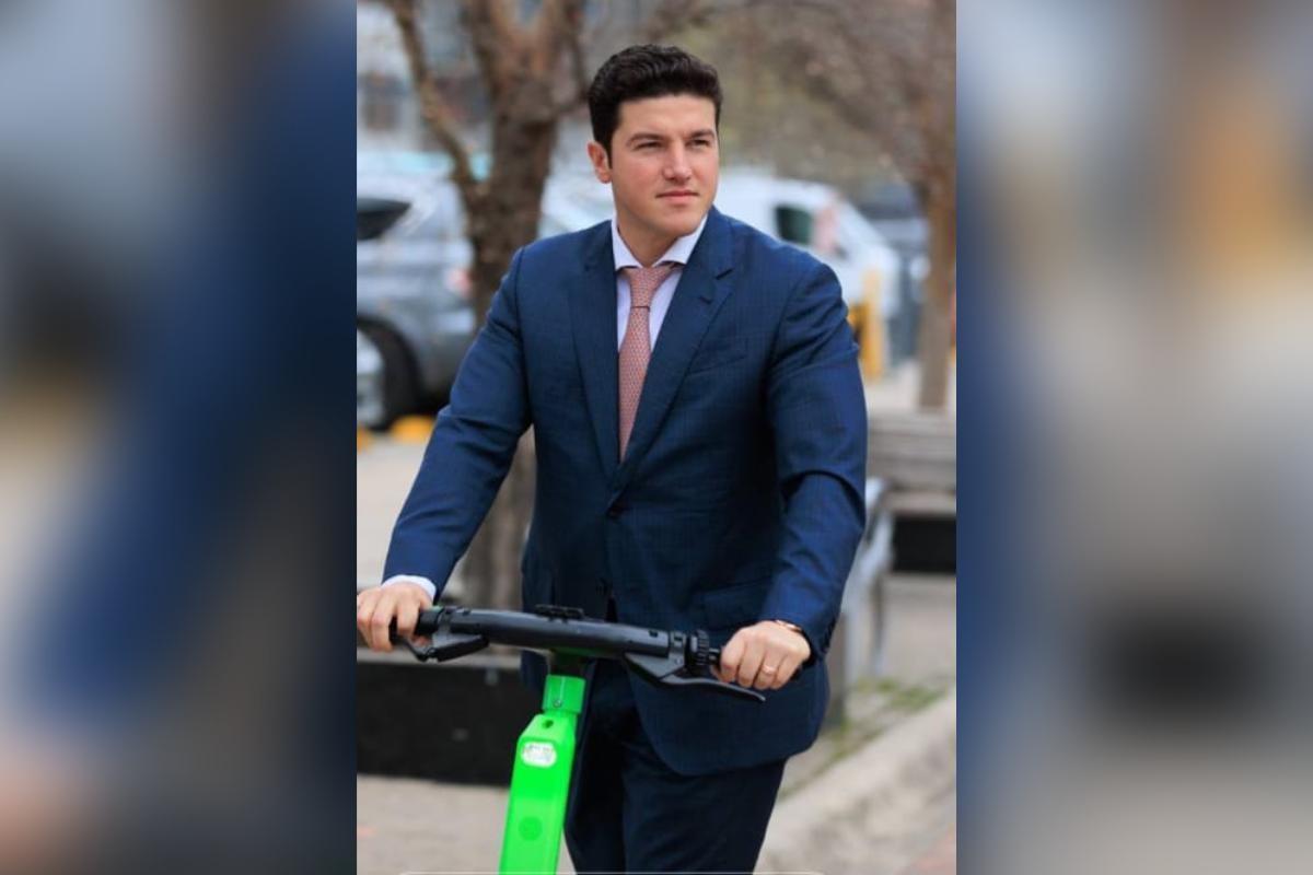 El gobernador subió a sus redes sociales parte del viaje que realizó en uno de los scooter eléctricos que se encuentran en Austin, Texas. Foto: Cortesía