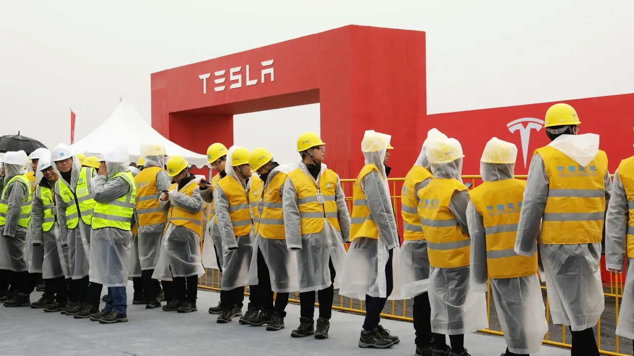Trabajadores de Tesla. Foto: Bloomberg