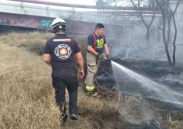 Se registra incendio en el lecho del río Santa Catarina