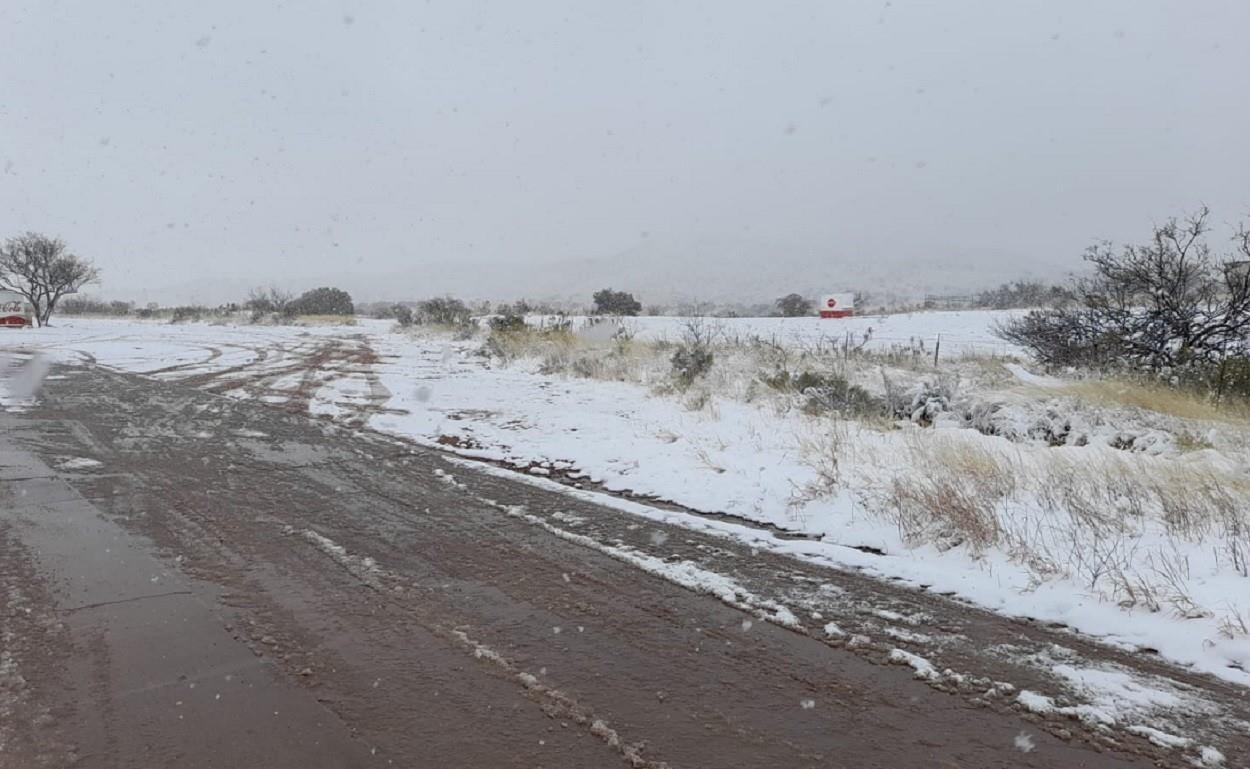 Autoridades cerraron tramos carreteros debido a la intensa nevada que se registra en Nogales, Nacozari y Agua Prieta, Sonora. Foto: Twitter @cepcsonora