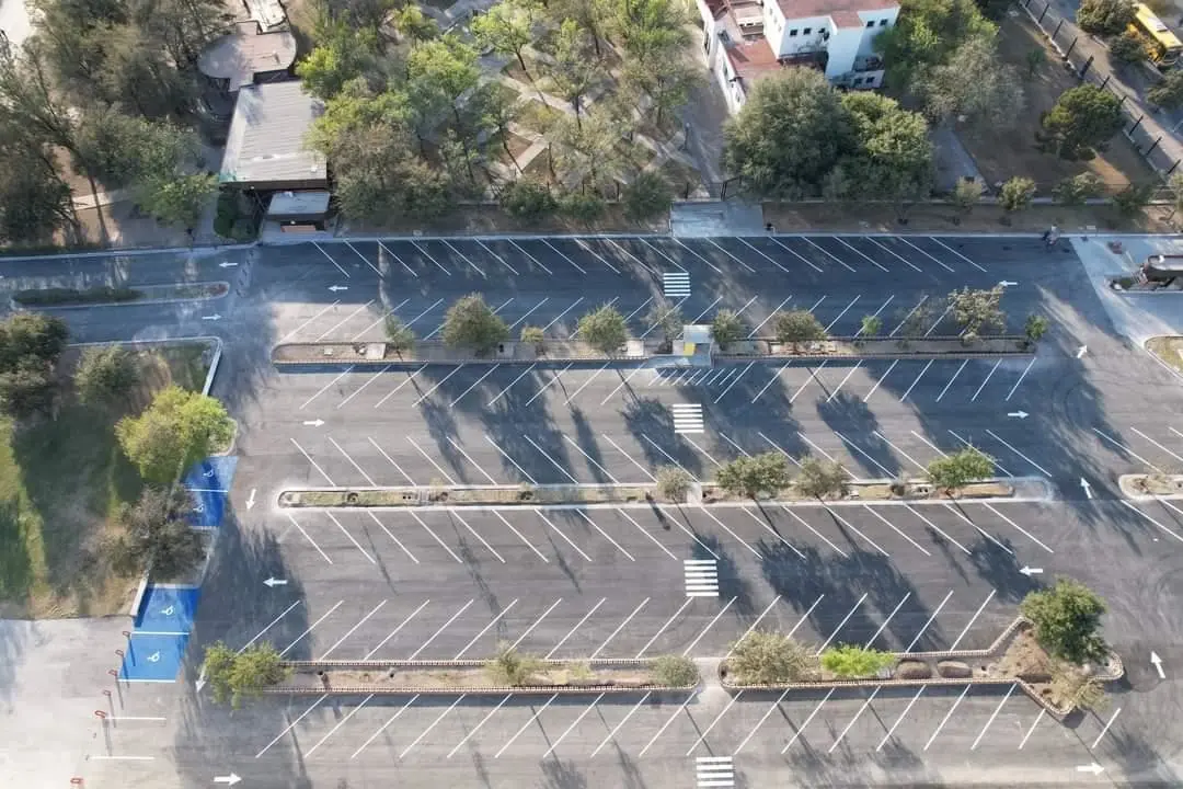 Habilitan estacionamiento del Parque Fundidora