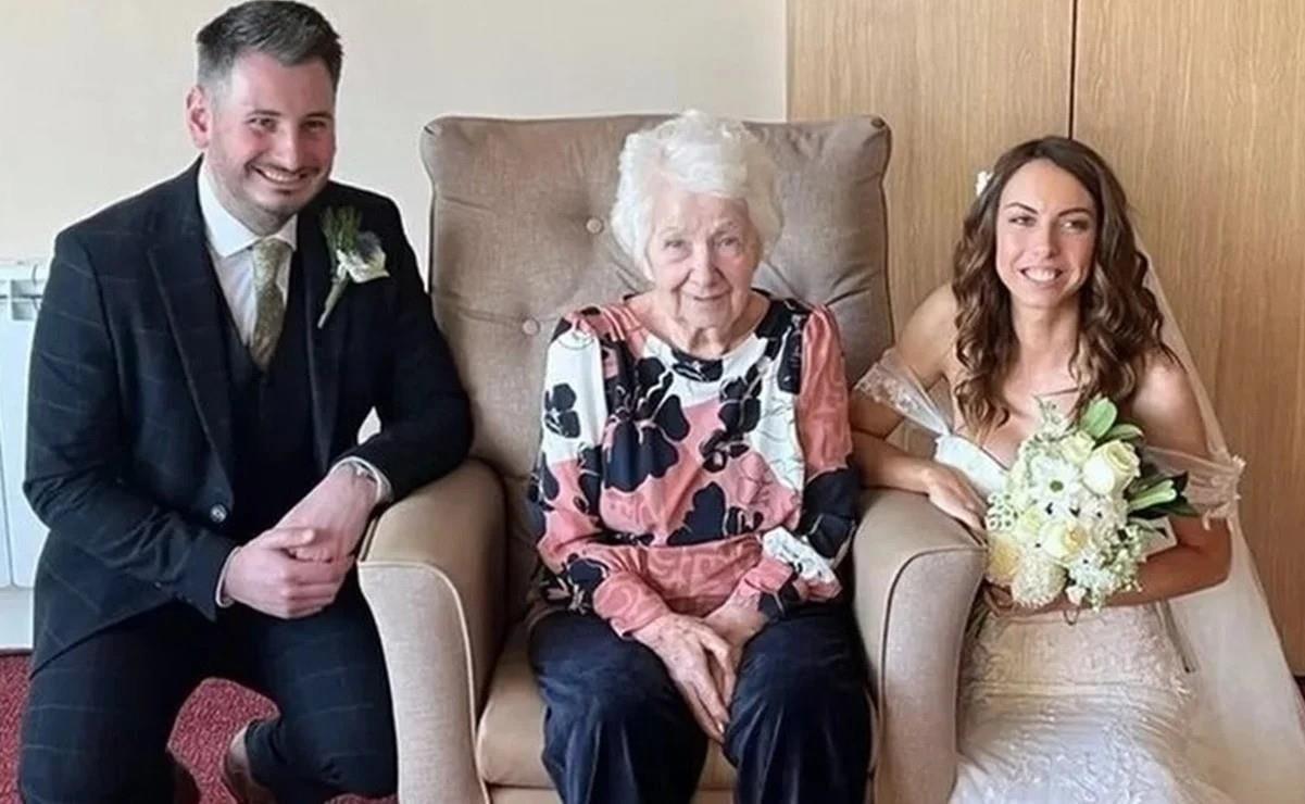 Recrea pareja su boda para que participara su abuela con demencia en Inglaterra