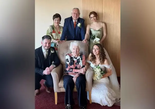 Recrea pareja su boda para que participara su abuela con demencia en Inglaterra