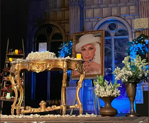 Las cenizas de Irma Serrano fueron puestas al centro del escenario del Teatro Fru Fru, rodeada de flores e imágenes religiosas. Foto. Twitter
