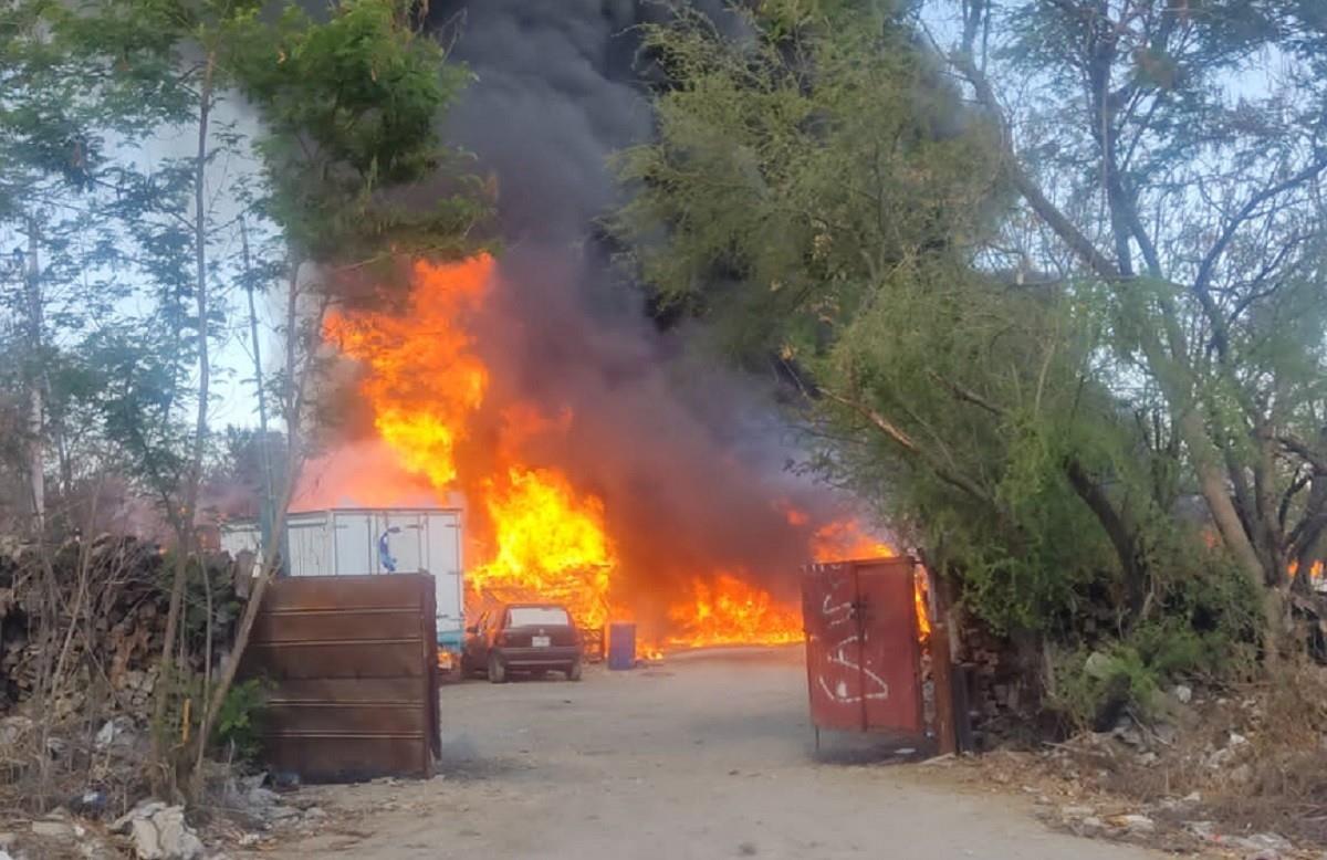 Un incendio arrasó con tarimas y vehículos en un predio de la colonia Plutarco Elías Calles, en el municipio de Monterrey. Foto: Raymundo Elizalde