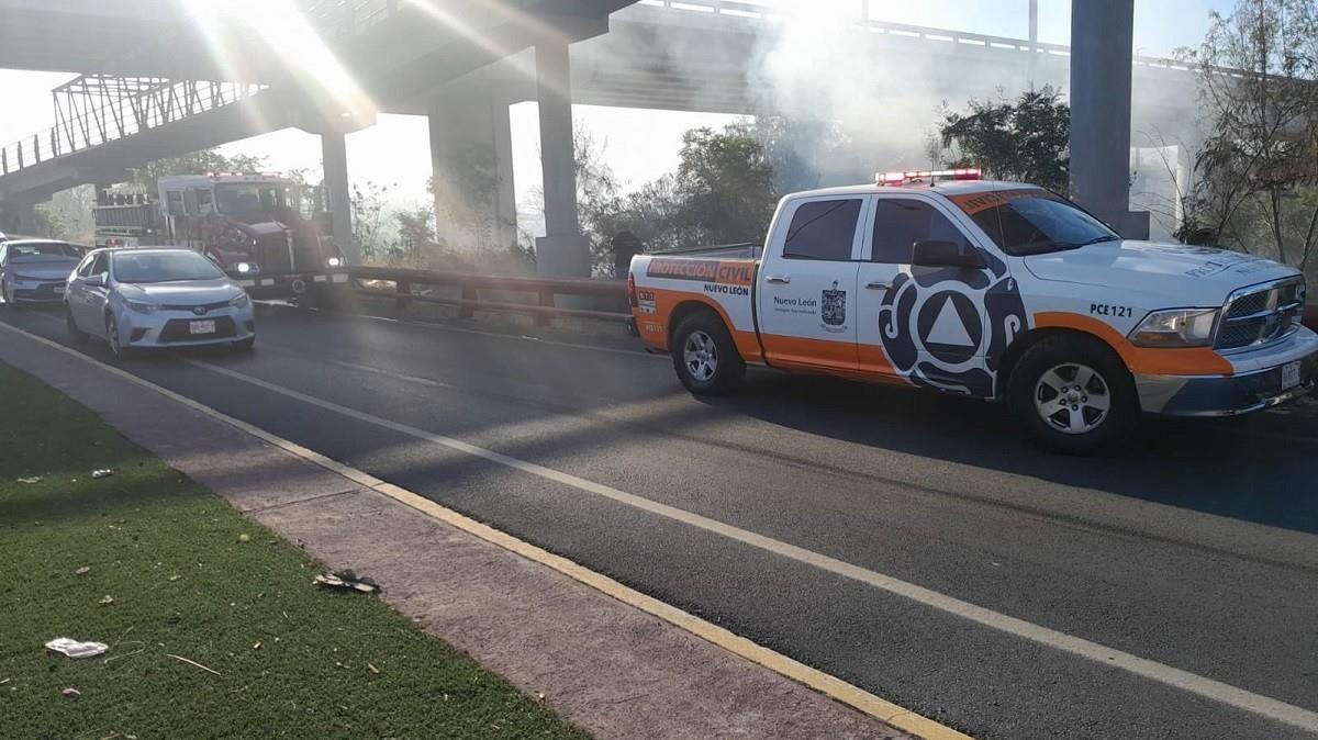 Se registró un incendio en el lecho del río Santa Catarina, en avenida Constitución, a la altura de la explanada del puente Zaragoza, en el municipio de Monterrey. Foto: Twitter @PC_NuevoLeon