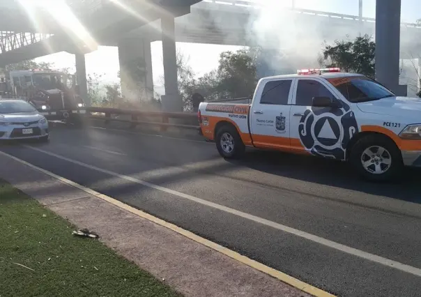 Se incendia el lecho del río Santa Catarina en la avenida Constitución