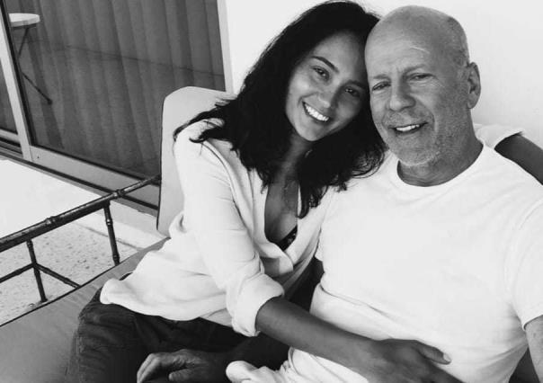 Esposa de Bruce Willis explota contra los paparazzi y pide respeto para el actor