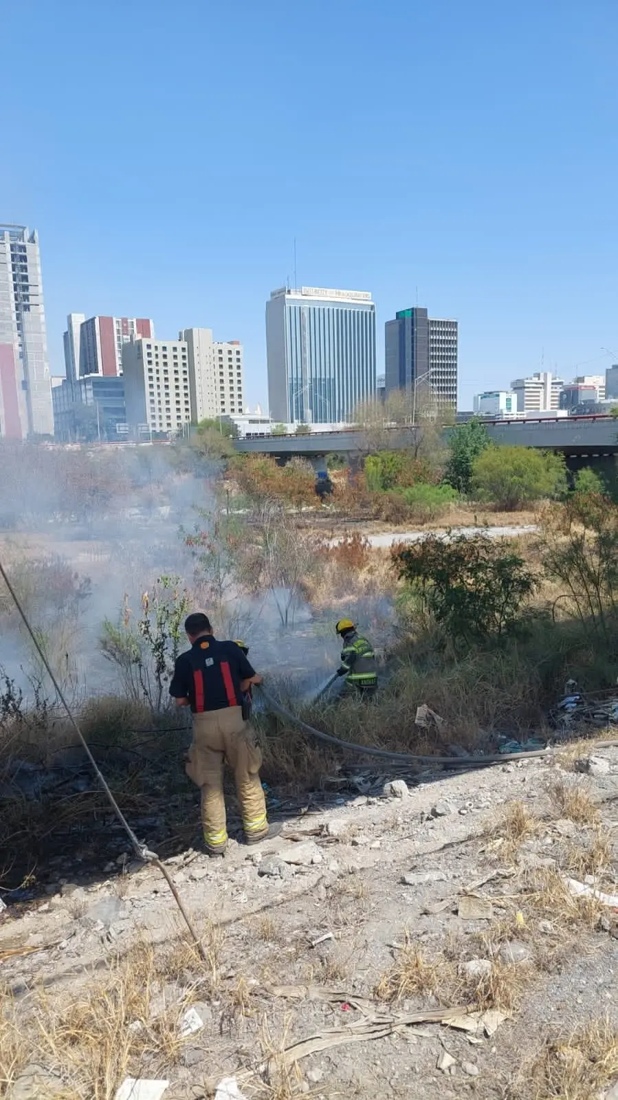Combaten incendio en lecho del río Santa Catarina en Monterrey