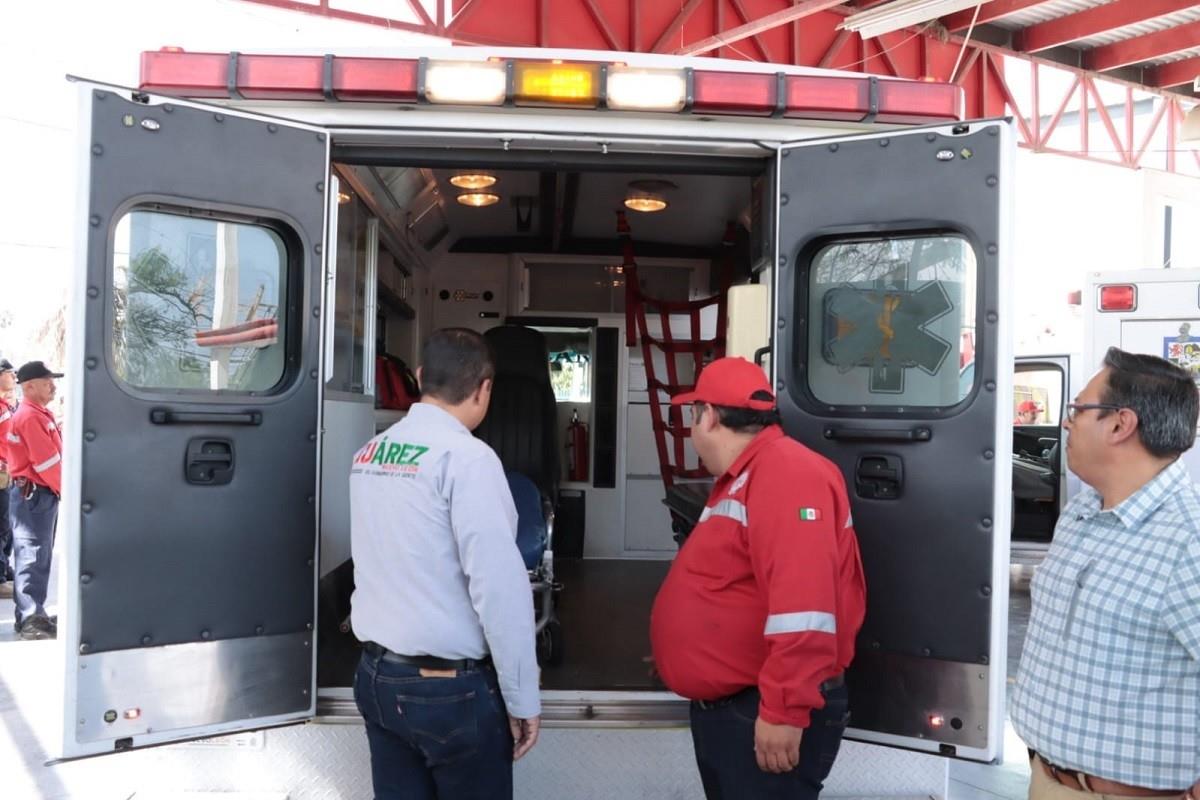 Entregan 2 ambulancias y equipo nuevo a Protección Civil y Bomberos de Juárez