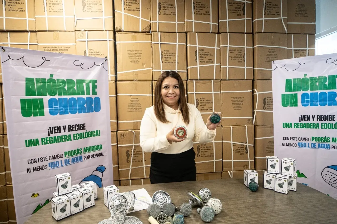 Cada regadera ecológica gasta 3.4 litros de agua por minuto, mientras las convencionales utilizan hasta 10 litros. Foto: Municipio de Monterrey