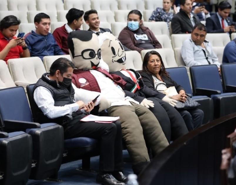Muñecos de AMLO y Marcelo Ebrard. Foto: Especial.