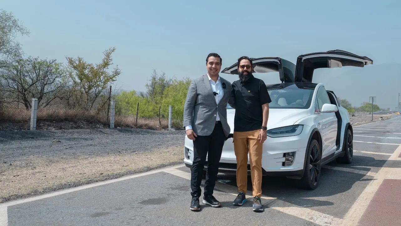 El alcalde de Santa Cataraina, Jesús Nava y el influencer Carlos Muñoz acudieron a los terrenos donde se instalará la planta Tesla. Foto. Cortesía