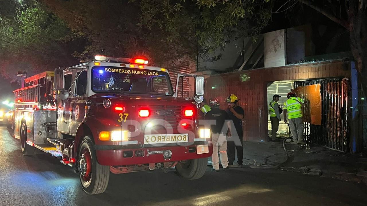 Bomberos se movilizaron tras el incendio de una casa abandonada. Foto: Raymundo Elizalde.