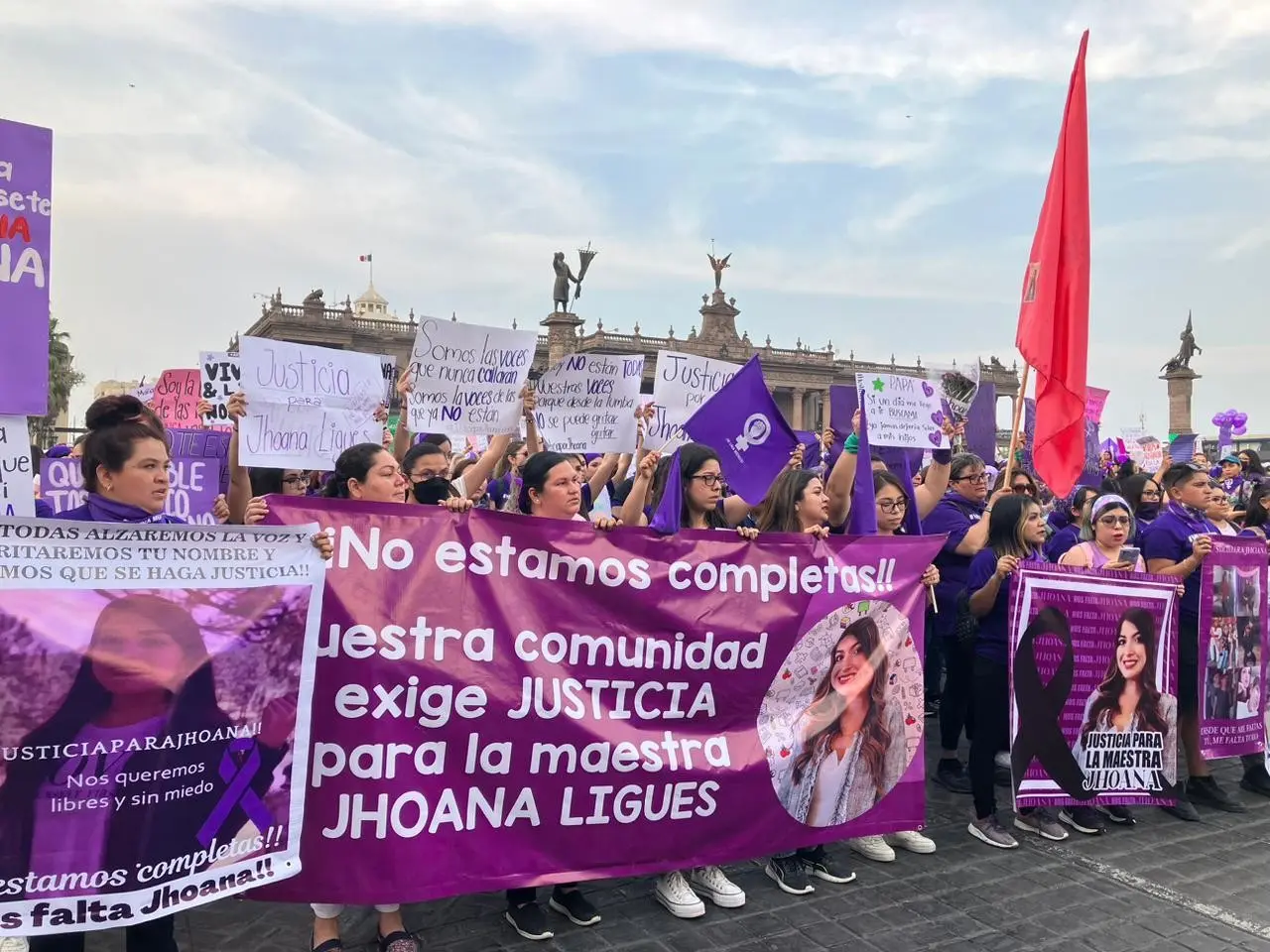 El contingente conformado por amigas, conocidas y compañeras de la joven docente exigió justicia por la muerte de la joven de 24 años. Foto: Cynthia Pardo