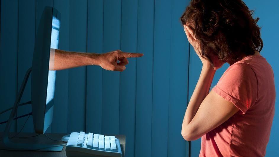 Las mujeres son más vulnerables a recibir violencia digital en comparación con los hombres. Foto. Twitter