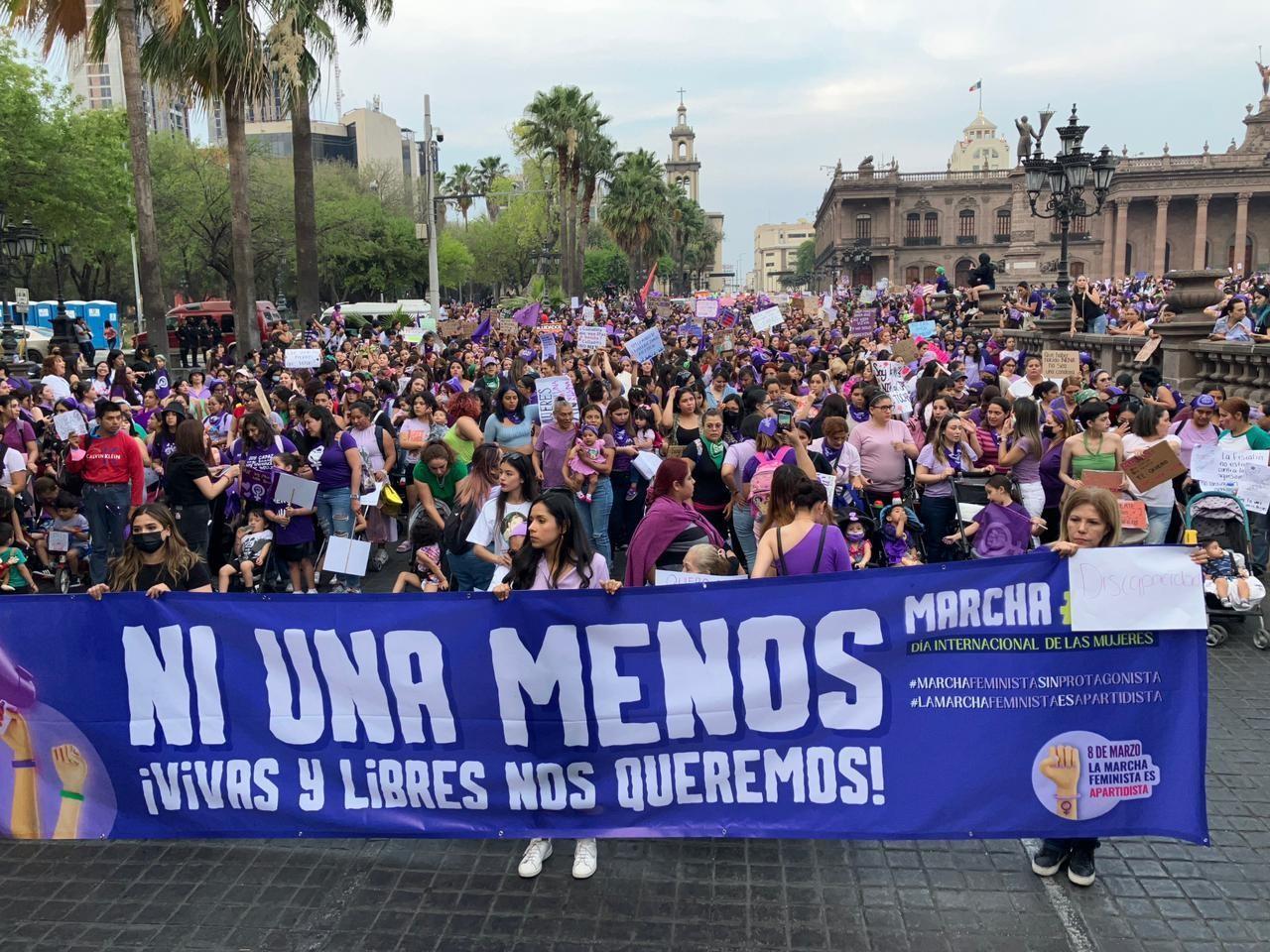 Con pancartas feministas, cánticos y pañuelos es como las jóvenes y mujeres buscan solidarizarse con el movimiento. Foto: Carolina León.