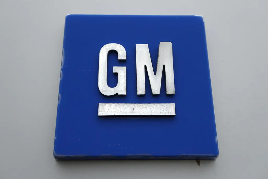 General Motors está ofreciendo el retiro voluntario con indemnización a la mayor parte de su mano de obra asalariada en Estados Unidos. (AP Foto/Paul Sancya, File)