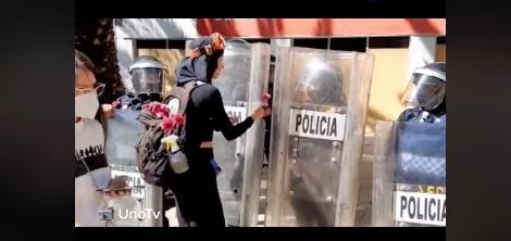 La mujer regalo flores y beso la mano de algunas oficiales que cumplían su deber. Foto: Tiktok @mafecamx