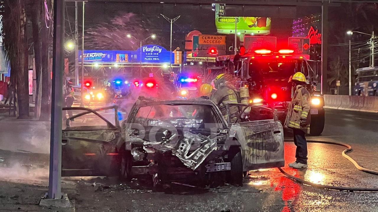 Un aparente cortocircuito habría provocado el incendio de una patrulla de la Guardia Nacional en Gonzalitos. Foto: Raymundo Elizalde.