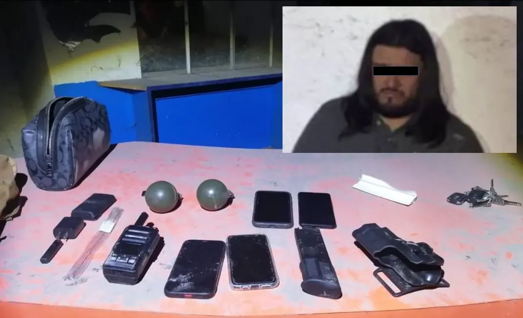 Durante la detención de Ernesto N se aseguraron además dos granadas, un cargados abastecido y un radio de comunicación. Foto: Especial/ PostaMX