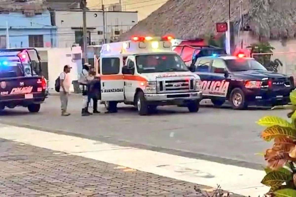 Sujetos armados atacaron el bar La Cosecha en Playa del Carmen, Quintana Roo, dejando como saldo 3 heridos. Foto: Twitter @GHOSTDEVIIL